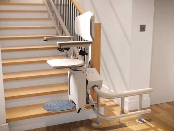 Unterer Kurvenbereich der Schiene des Eliva Treppenlifts im Innenbereich in Berlin