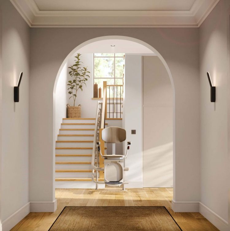 Eliva Treppenlift f&uuml;r gerade Treppen als Hauptansicht in einem modernen Einfamilienhaus in Berlin