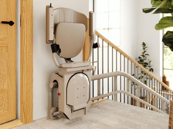 Zusammengeklappter Eliva Treppenlift f&uuml;r maximalen Platz auf der Treppe in Berlin