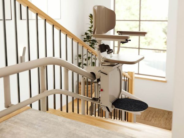 Schienensystem des Eliva Treppenlifts zur platzsparenden Montage auf der Treppe in Berlin